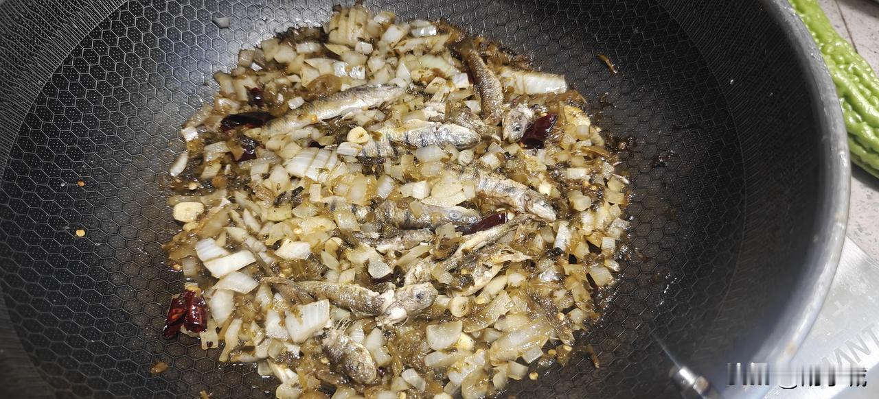 你会做饭炒菜吗每天都弄不一样吃的。这是我的兴趣，原材料。有时候都是去户外找，这更