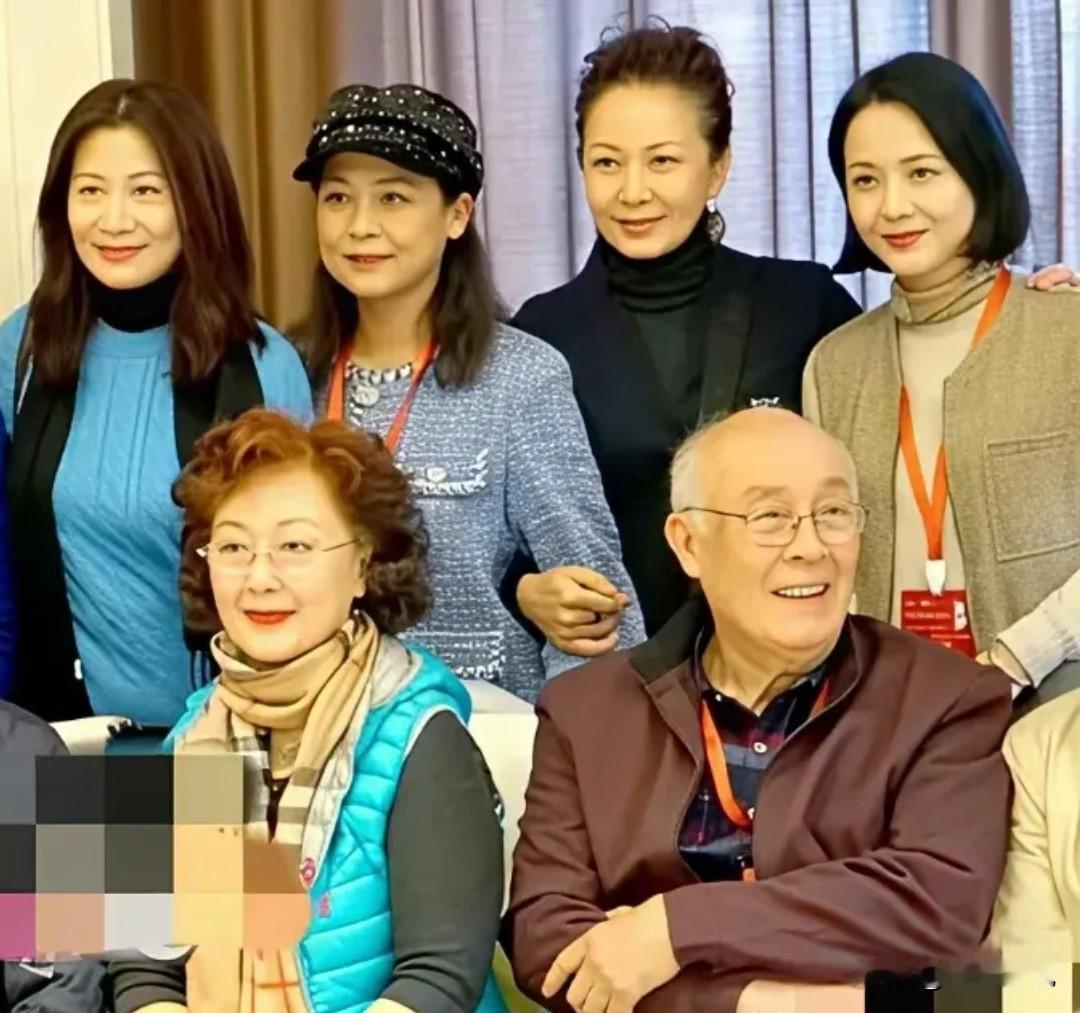 仔细一看，后排就认得出细眉飞扬，明眸善睐的陶慧敏，前面左一是温婉如莲，气质尔雅的
