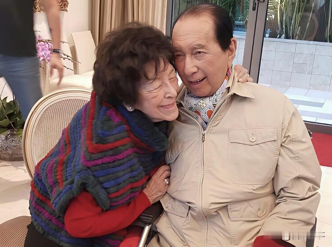 赌王八姐何婉鸿，也是一个可怜人。她青年丧夫，年纪轻轻就守寡，独自一人撑起生活。唯
