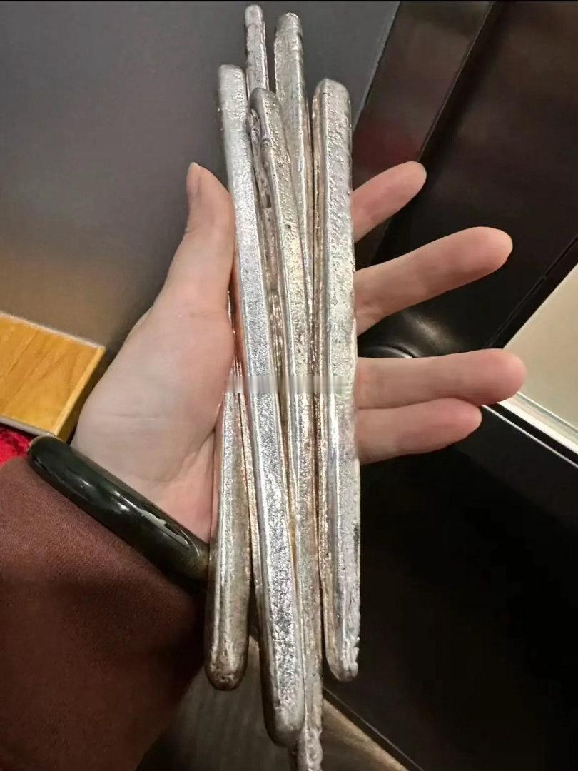 刚卖白银的人，估计现在血压都快升到108了，7月4日银价一路拉升到12.4每克，