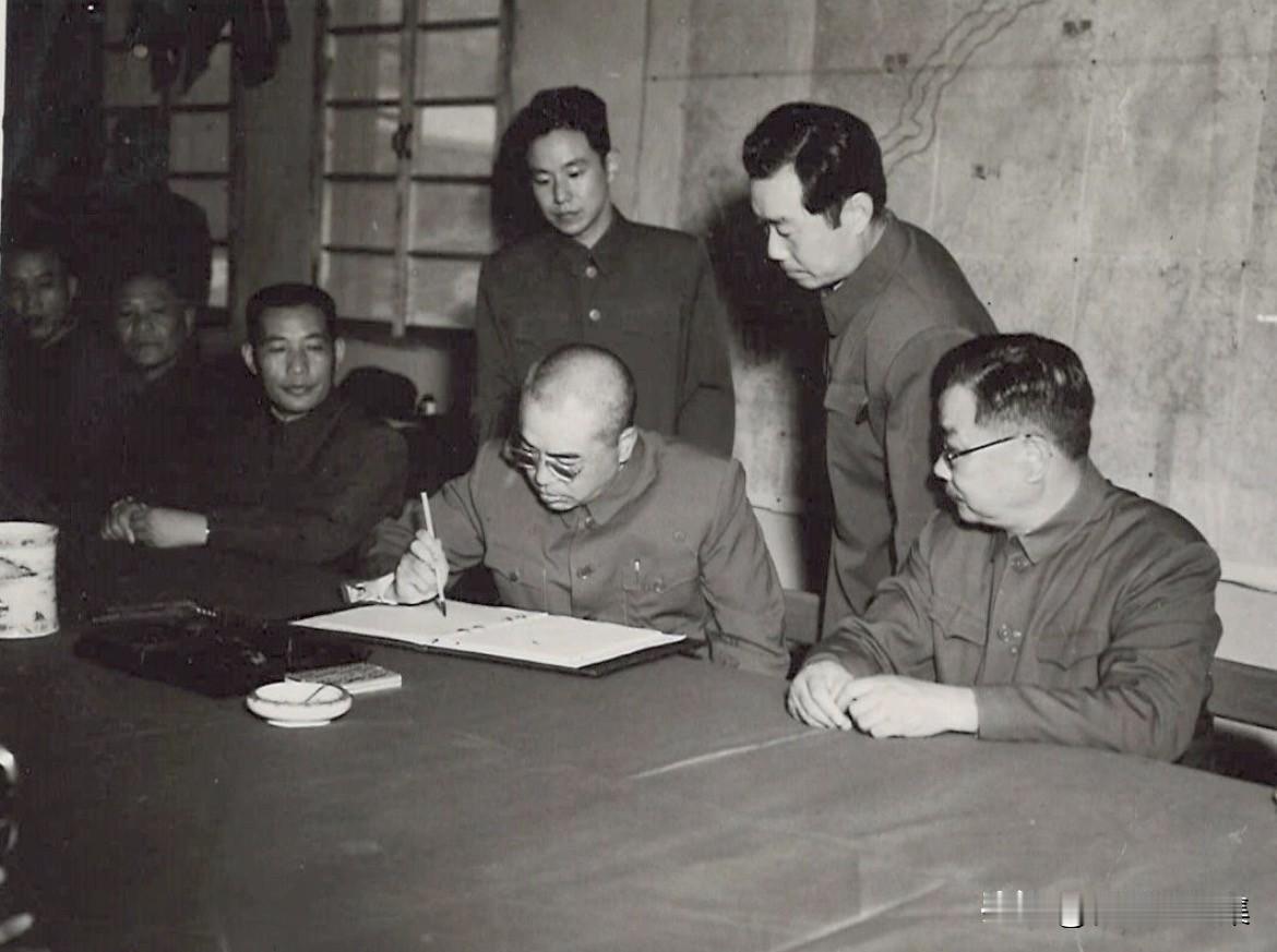 1953年7月28日上午9点30分，彭德怀司令员在朝鲜开城来凤庄签署《朝鲜停战协