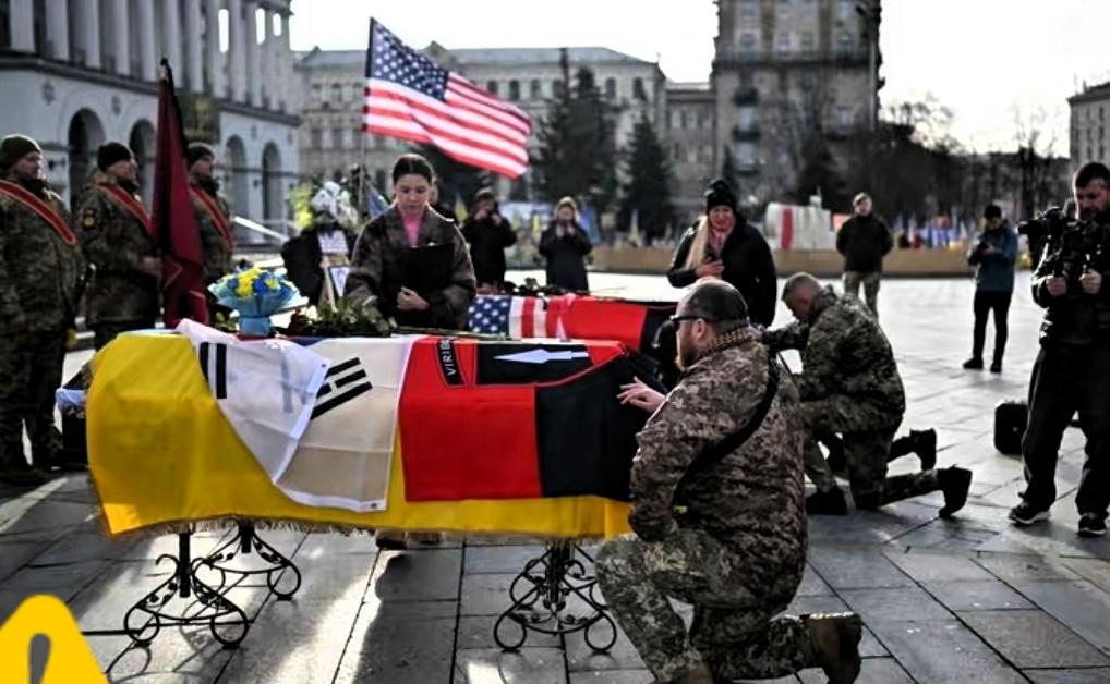 这属于反动属性拉满了！
​一名韩国雇佣军在乌克兰阵亡，在基辅举行的葬礼中，这名金