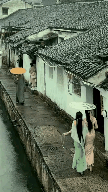 大道三千，红尘一偶
撑着油纸伞，独自彷徨在悠长悠长而又寂寥的雨巷。我希望逢着一个