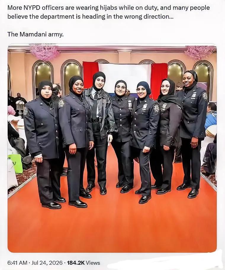 纽约警局越来越多执勤警员佩戴宗教头巾，很多人感慨：美国人抵触红色意识形态，却在文