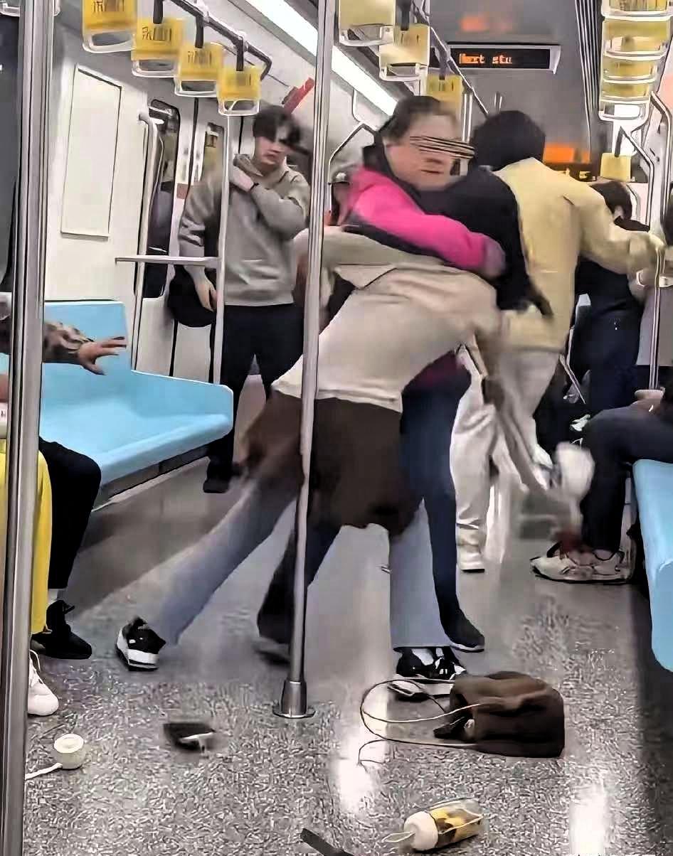 上海地铁这一架，打得好！
不是因为支持谁打赢了
也不是因为终于有人敢还手了。
而