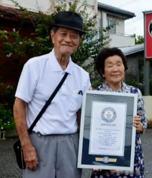 蕞 近，这张照片在网上疯传！

这是一对日本夫妻，手里捧着面馆营业执照。

男的