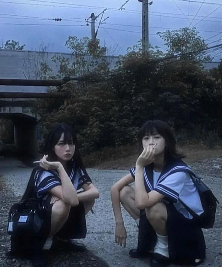 作为老实人的你，假如回家时被这两个不良人堵了路，你会怎么做？
A. 稳住情绪，不