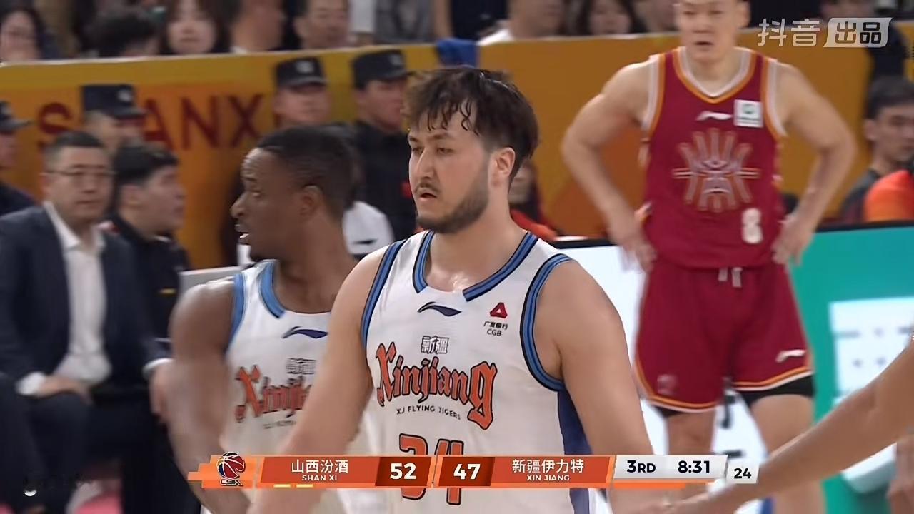 看看艾孜买提上半场的精彩表现！中国男篮的两位助理教练，新疆飞虎男篮的两位前主教练