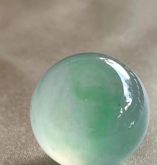 清朝时期，8位宫女被送进古墓做曹贵妃的陪葬。

青砖落下的声响还没停，阿秀的指甲