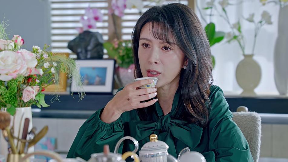 《骄阳似我》金巧巧出场，网友：终于不扮嫩了

在剧中，她饰演聂曦光的妈妈，50岁