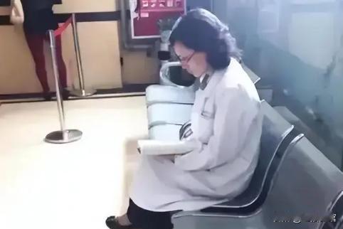 2009年，女医生拿着病人检查资料，冲到领导面前：一切正常，用不着开刀。谁料，领