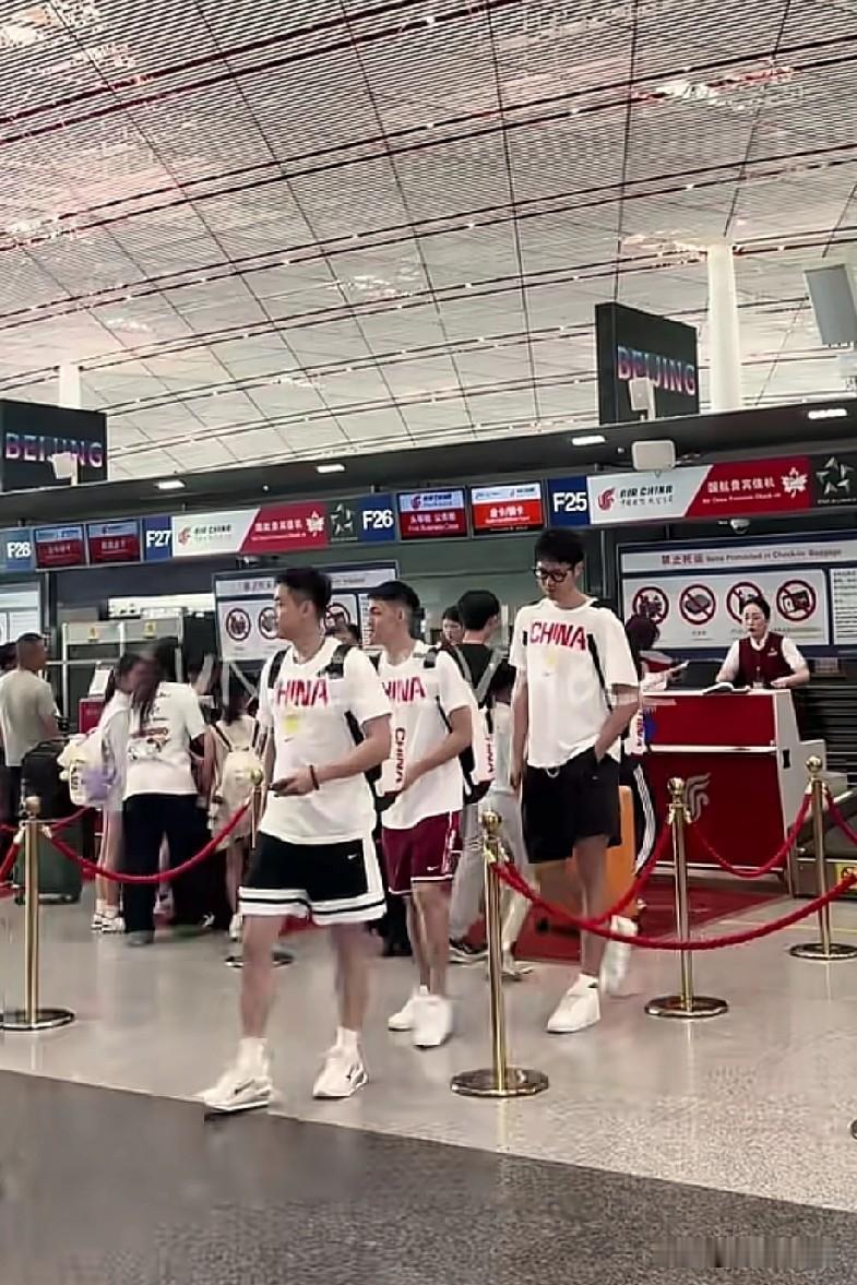 中国男篮出发前往广东佛山，准备接下来的热身赛。

在中国男篮出发前，有三名球员离