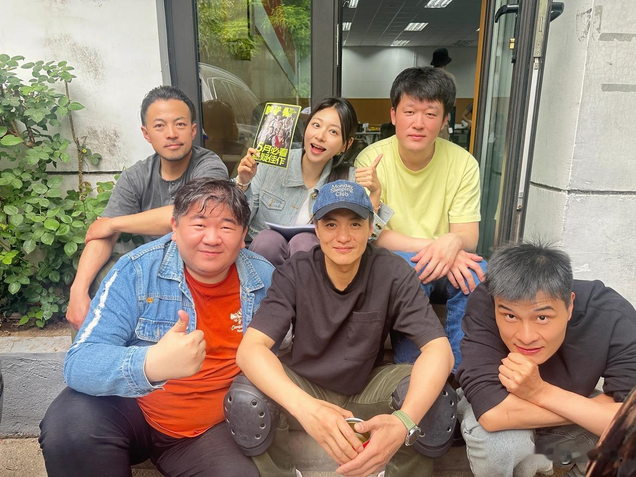 太尴尬啦！票房居然差到这种地步，主演自己为自己的话剧吆喝卖票。主办方就没有宣传的