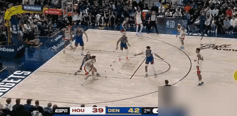 申京当着全美球迷骂女裁判B词！乌度卡连吃T被逐，这天竟是全国女性体育日！
 
2