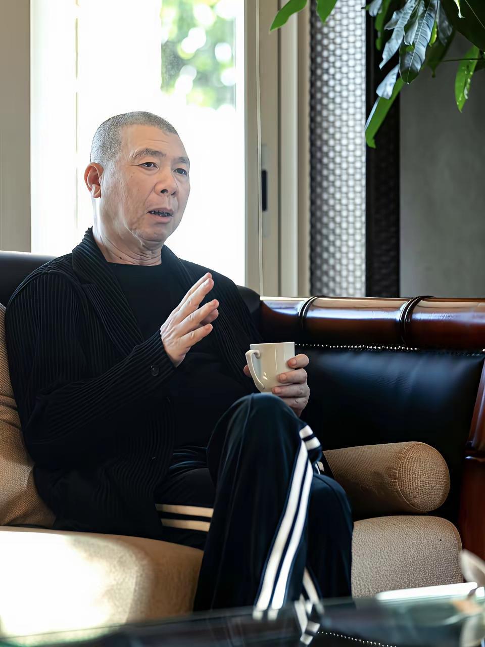 虽说冯小刚外貌不出众，脾气还急躁，但他到底是位知名大导演，技术精湛，有能力捧红演