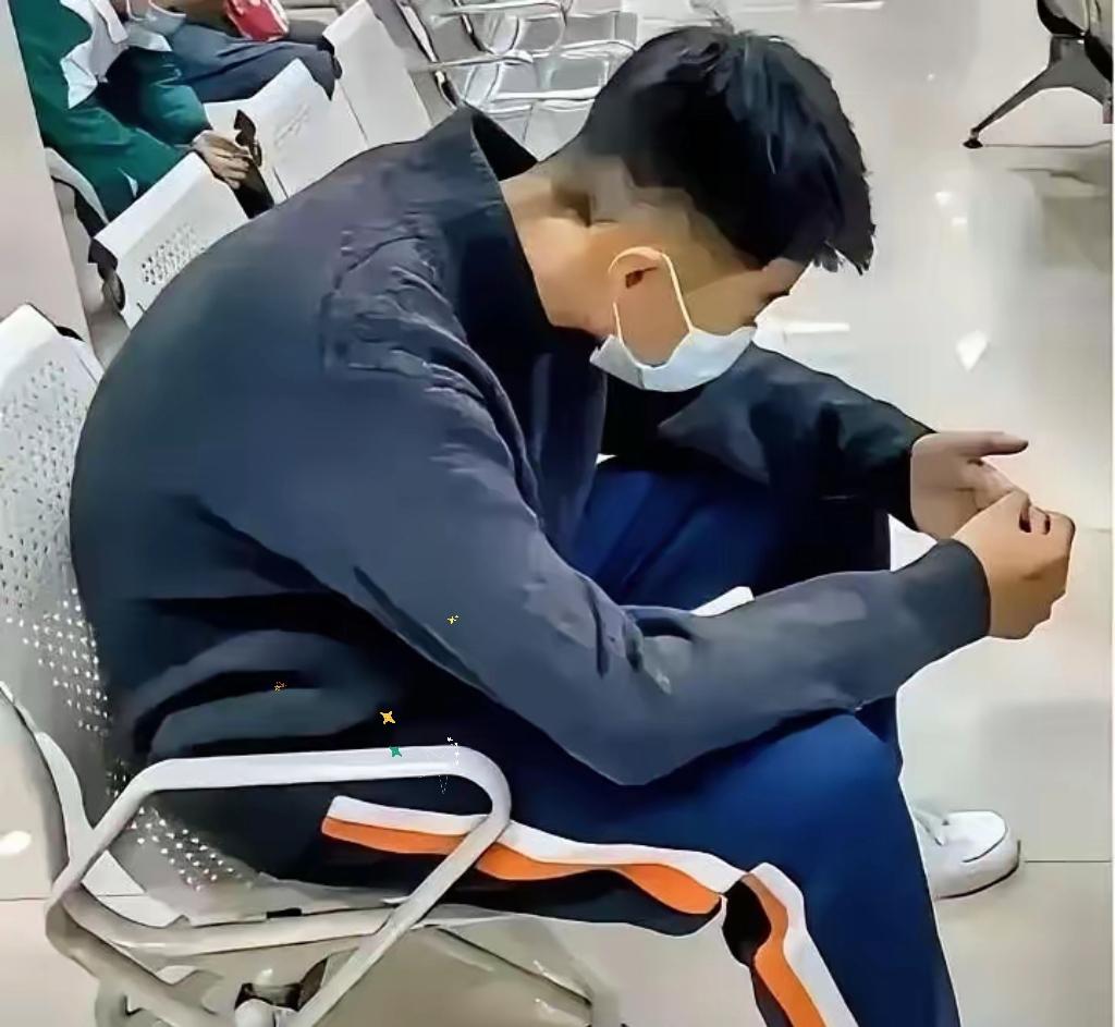 父亲突发脑溢血，14岁的孩子给亲戚挨个打电话借钱，结果没一个肯借。走投无路时，他