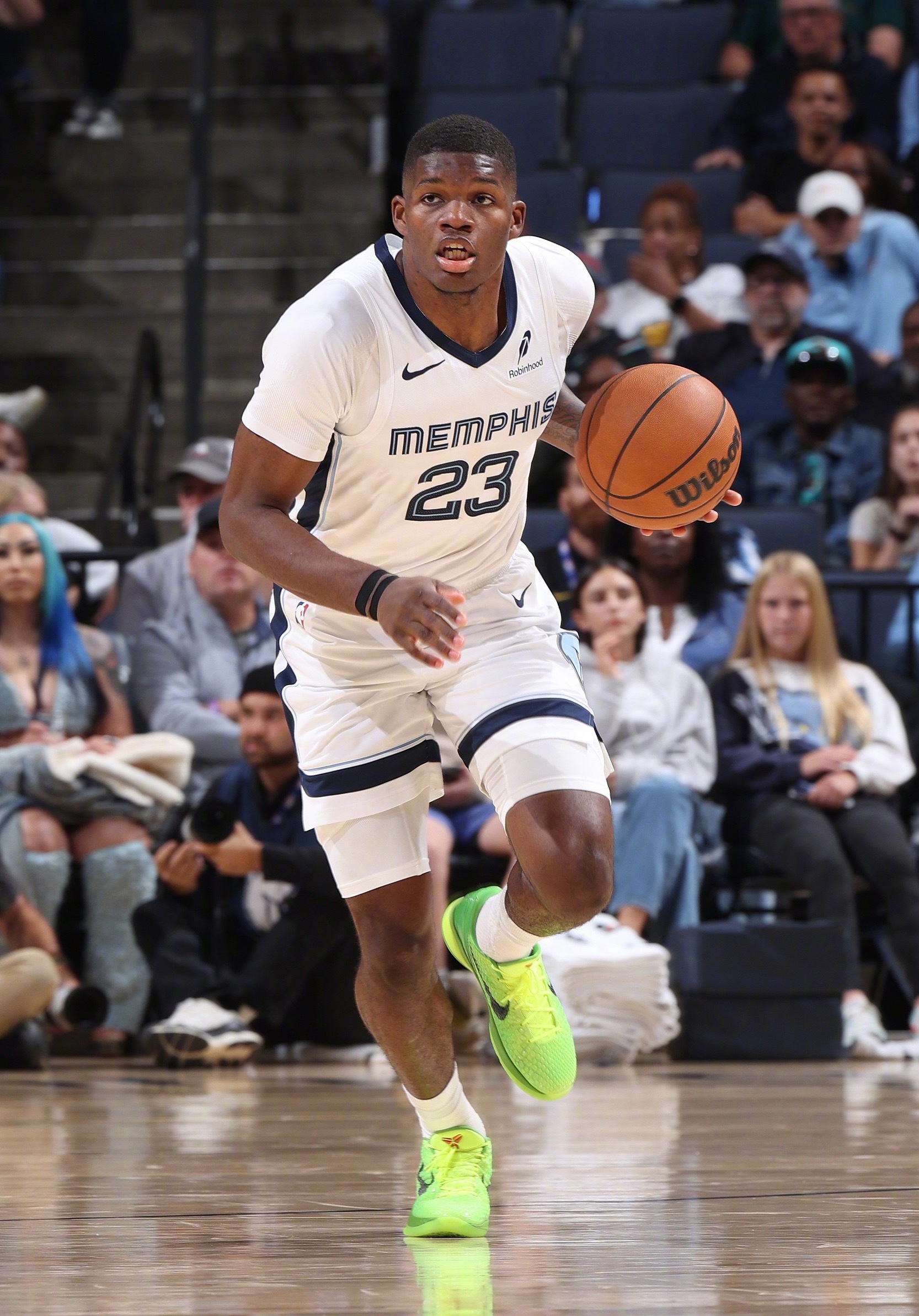 NBA常规赛激战正酣，灰熊128-103轻取步行者。替补席上，今年11号秀科沃德