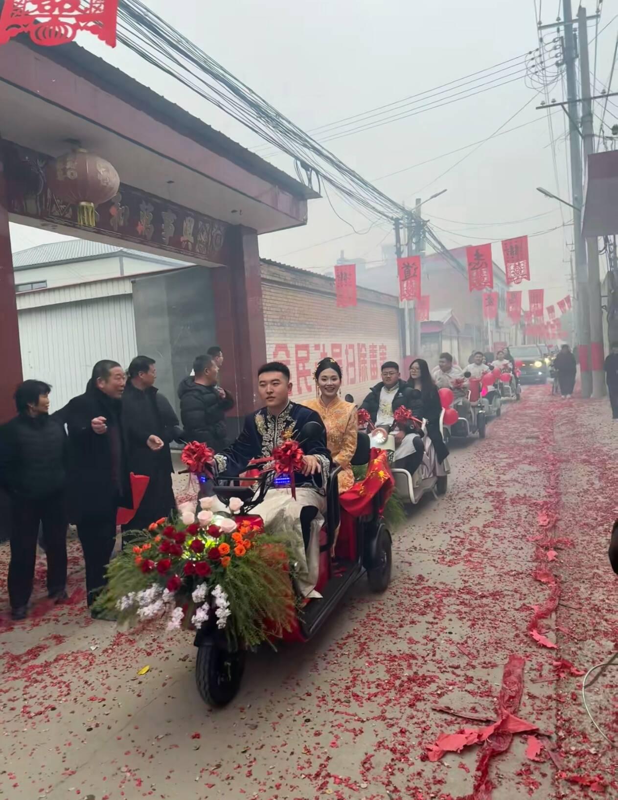 绝了！河北小伙组“电动婚车队”迎亲，70万人围观：这婚礼把“接地气”玩出高级感