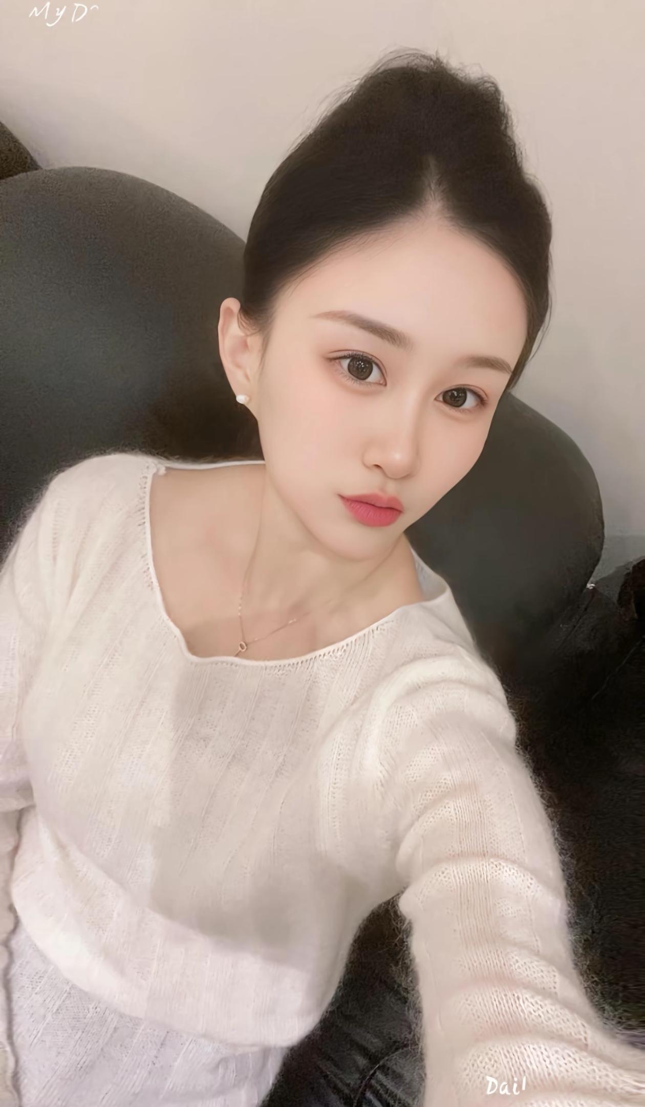 温柔甜美的自拍，白色毛衣搭配简约项链，元气满满的一天！🌟✨
