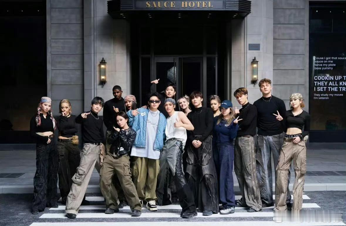 刘耀文和工作人员一张合照 