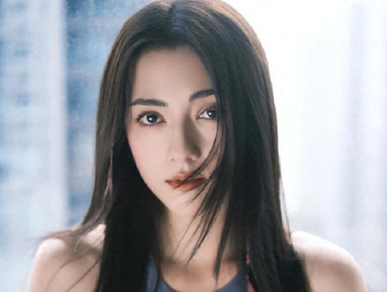 娜然私生活被扒！多年混迹港圈夜店，傍成龙儿子无果、缠上霍启山。对于娜然来说，《封