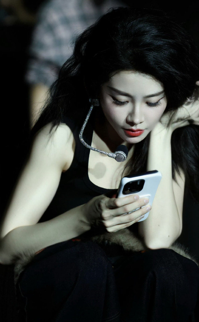 喻言被夸嗓子里有余华的小说  喻言被夸嗓子里有余华的小说，谁能拒绝舞台上的女王喻