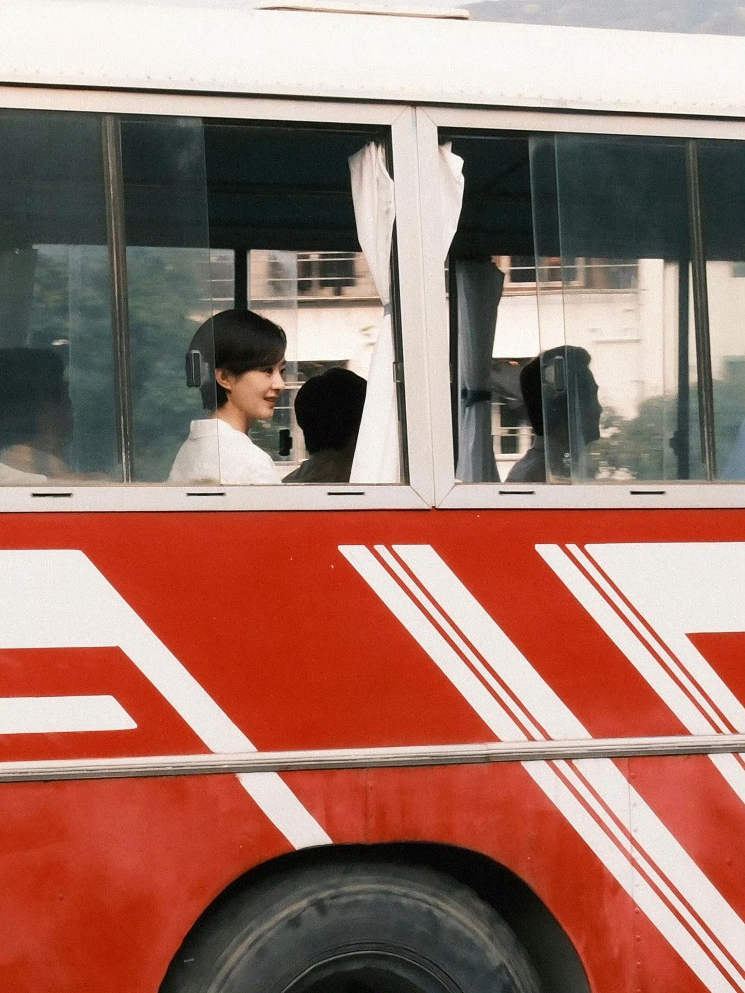 赵丽颖准备向新年出发赵丽颖《小城大事》李秋萍坐车剧照，一起上车，准备向新年出发！