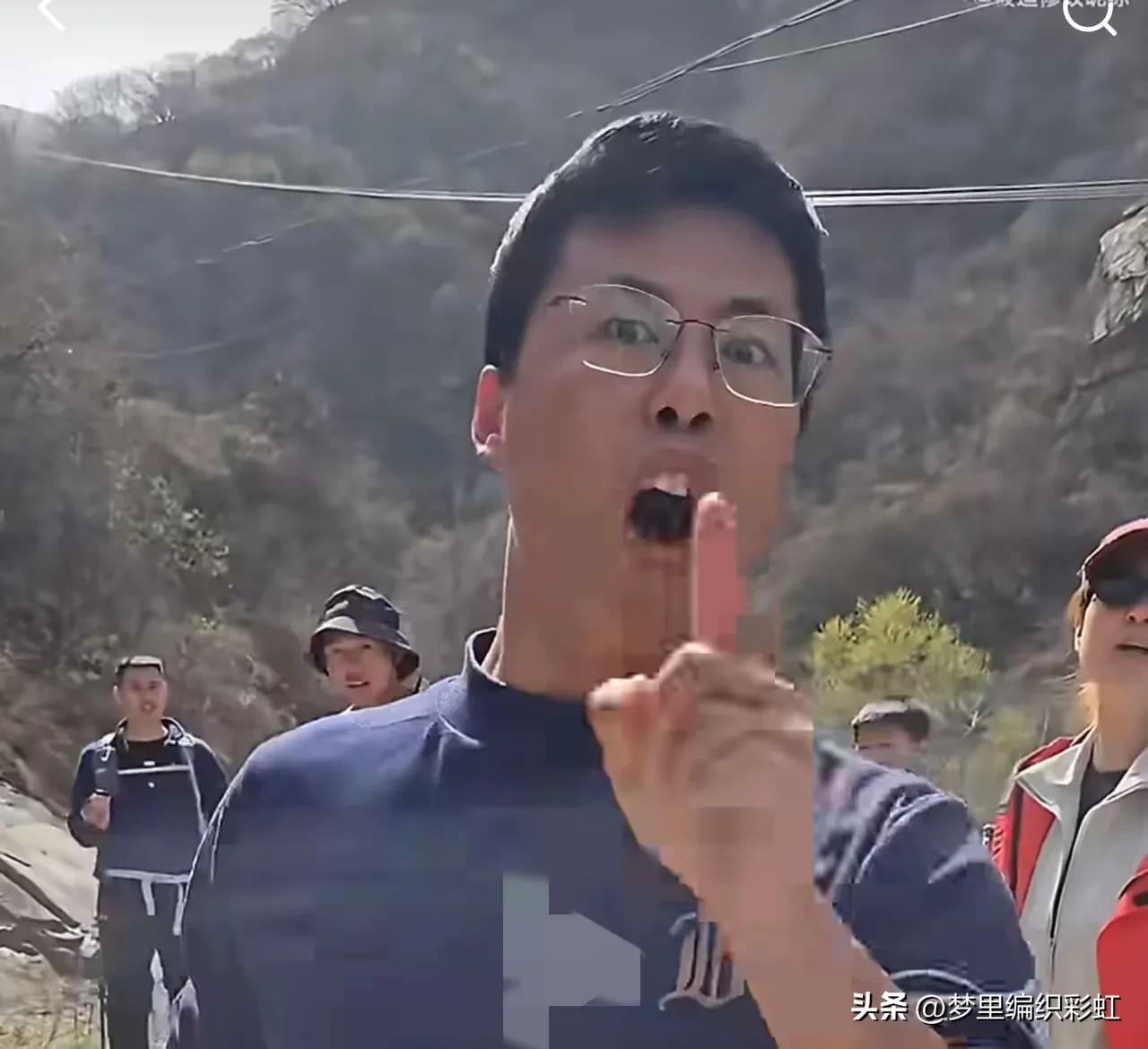 西安眼镜男彻底火了！不是凭本事，竟是靠撒泼耍横的巨龙咆哮式输出，太败好感了！
