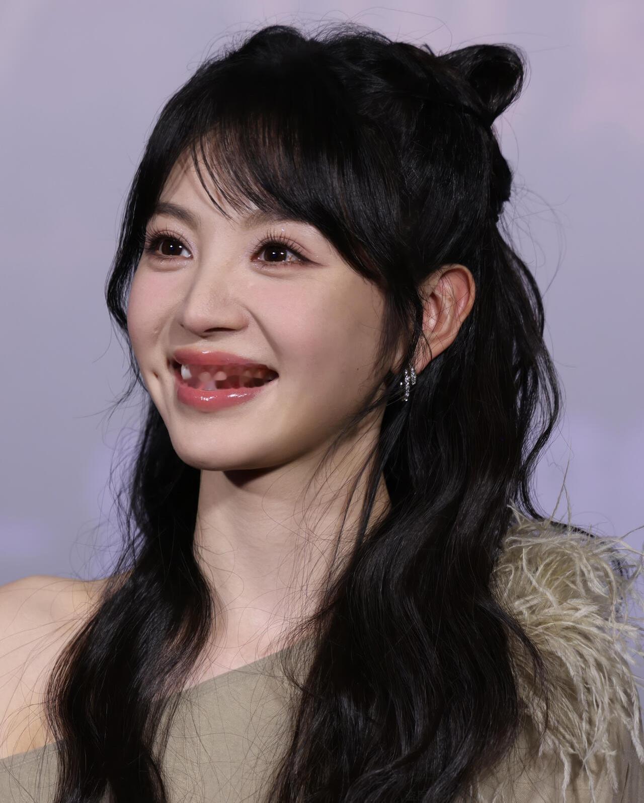 田曦薇真的是怼脸生图和精修，差距最小的女明星 