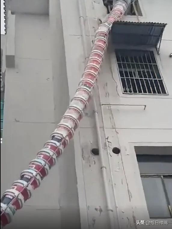 这也太聪明了吧！安徽一工人用37个废塑料桶自制“垃圾下楼”装置：6层以下都可使用