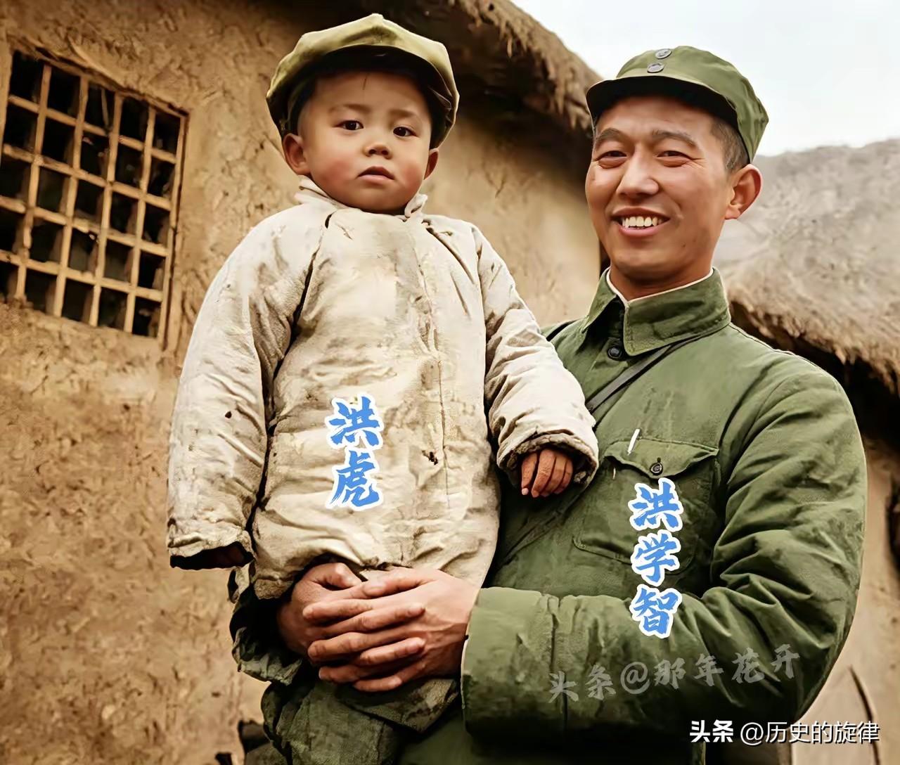 1942年罕见老照片！战火纷飞中，洪学智抱两岁幼子浅笑，温柔藏着家国担当
 
1
