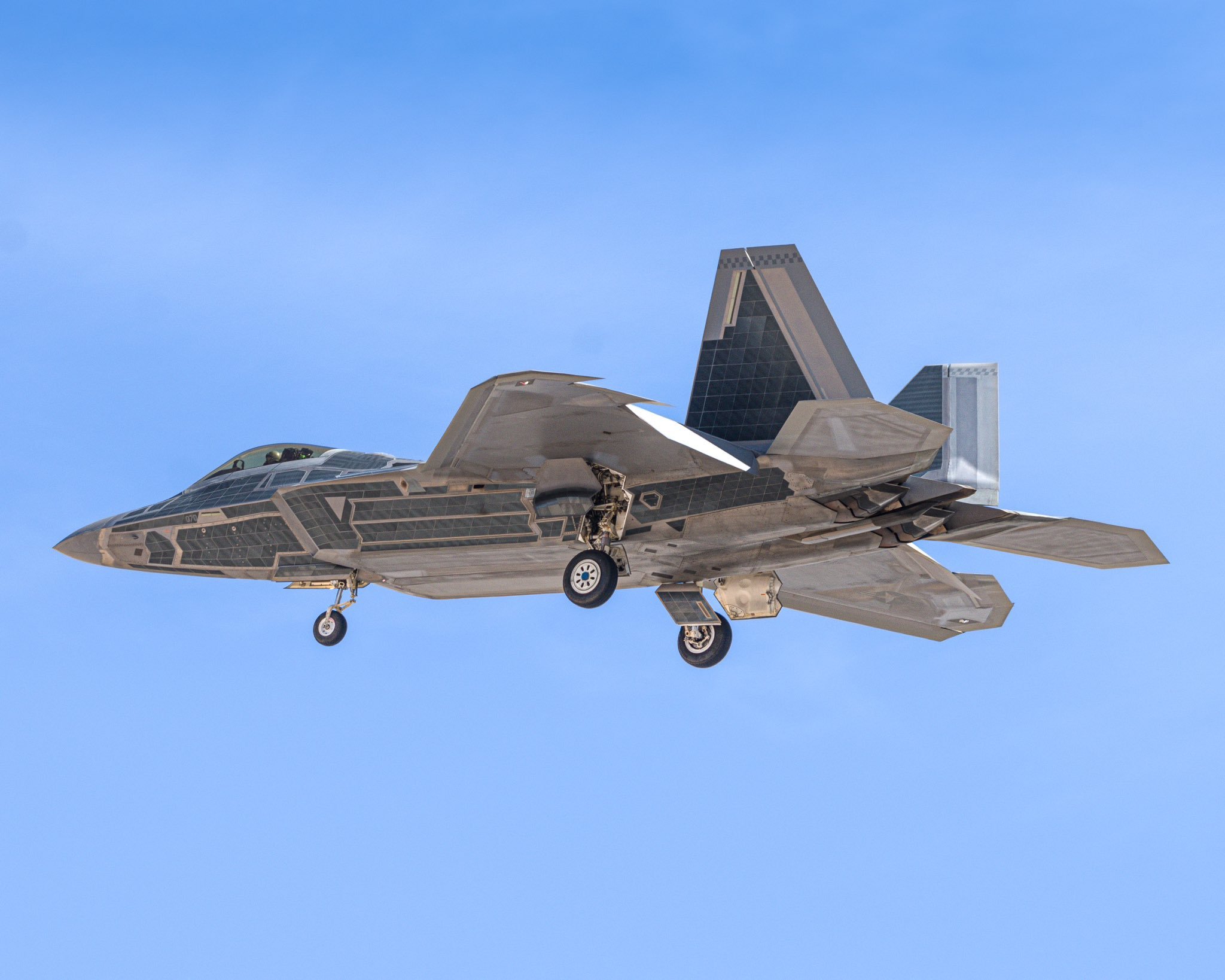 今日猛禽  内利斯空军基地白色镜面涂装的F-22 