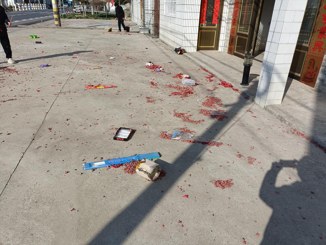 过年初一扫地，老丈人说得由外往家里扫，寓意财不离家。老家江西也有这风俗，而且得初