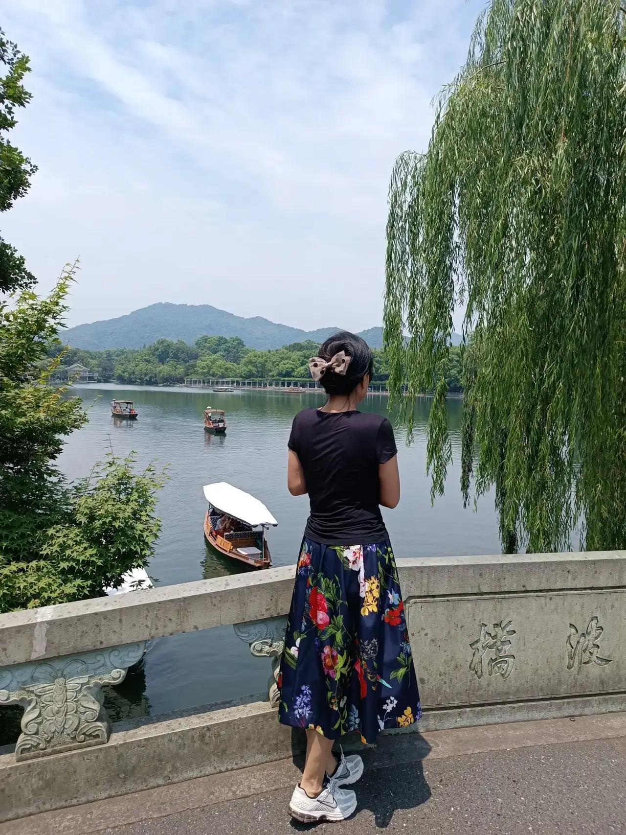 我的今日状态：😁轻松愉快
我这里的天气：☀️晴天

清晨我又来到了西湖，虽然天