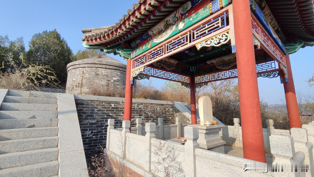 卧虎山长城之下，大宋杨七郎之墓寂然矗立，漫山红叶如霞似火，将这里装点得凄美而庄重