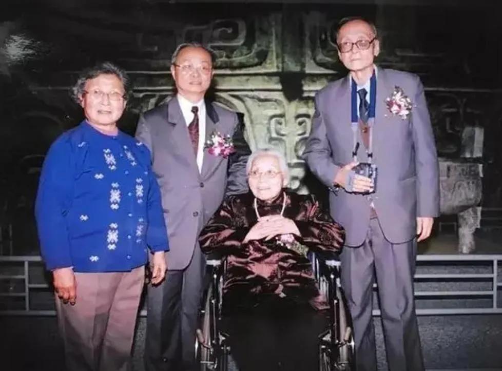 在历史的尘埃中，有一段关于忠诚与奉献的传奇，它跨越了时代的洪流，见证了家族兴衰与