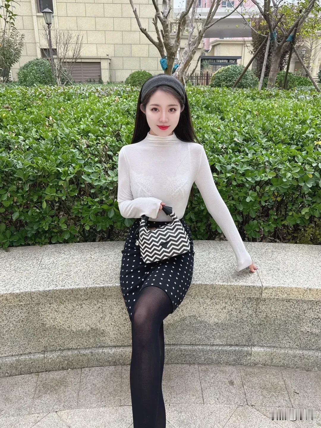 黑丝袜搭配波点裙，时尚又可爱。时尚街拍怎么能让人过目不忘
