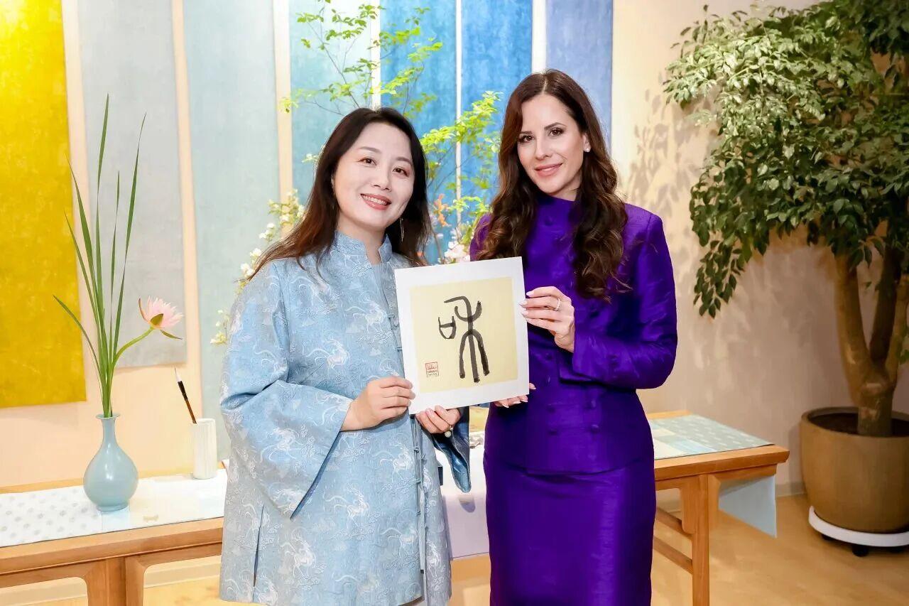 一件衣服让外国总统夫人当场试穿！中国非遗绝了，塞尔维亚主动邀约办秀
你敢信吗？