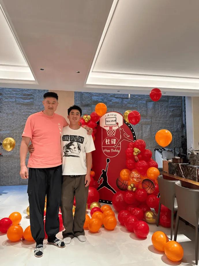 于德豪晒和杜锋的庆生照，他是特意跑到广州给杜锋过生日的，球迷都说杜锋和于德豪就像