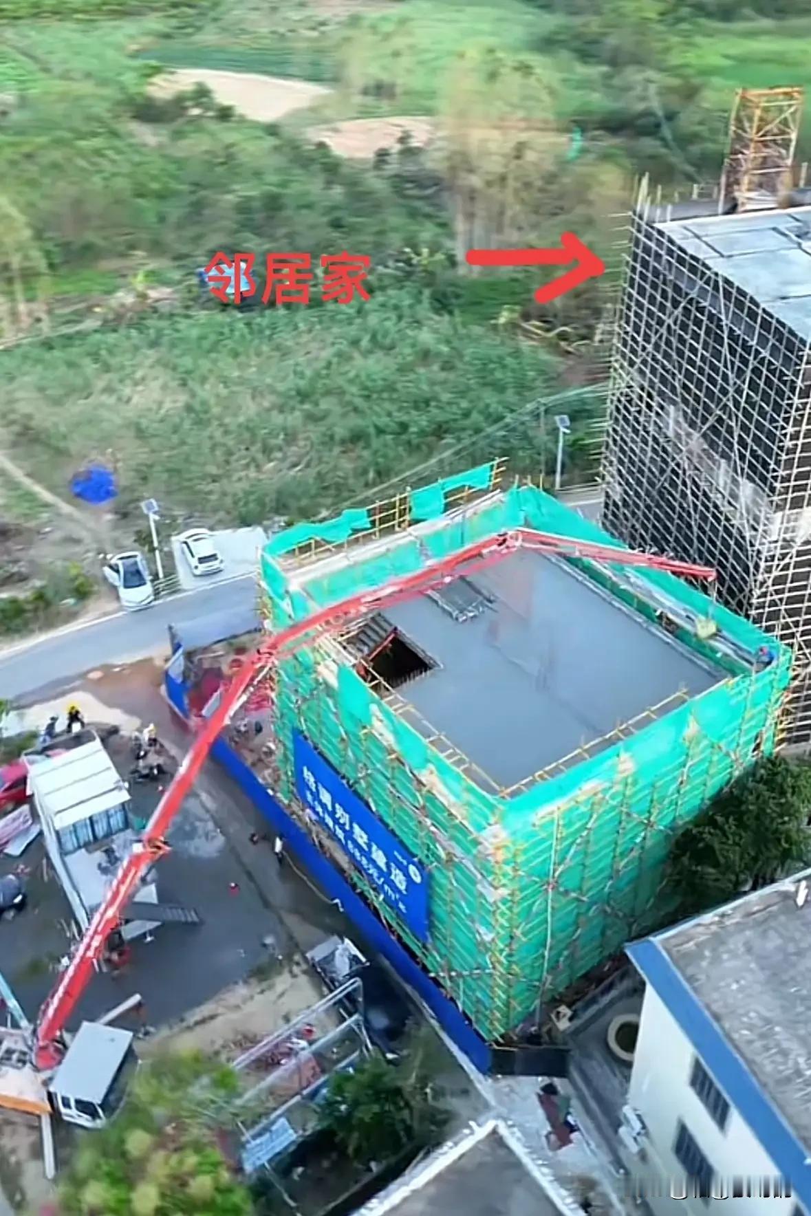 不得不说，
全红婵邻居真是太聪明了，全后婵家房子开工后不久，也开始动工！

可以