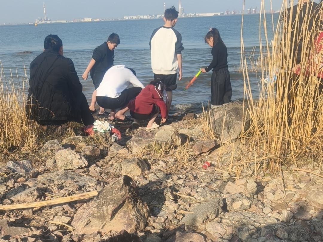 人只会因为有价值而被爱
不会因为缺爱而被爱
当你真正活明白的时候
你就再也没有那