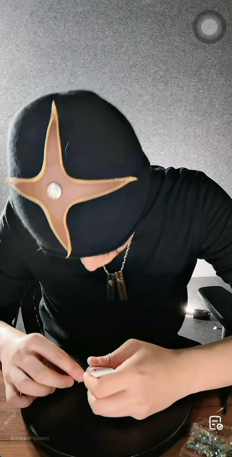 “我的那个直播。。我的那个间。。我的那个啵啵间里面”