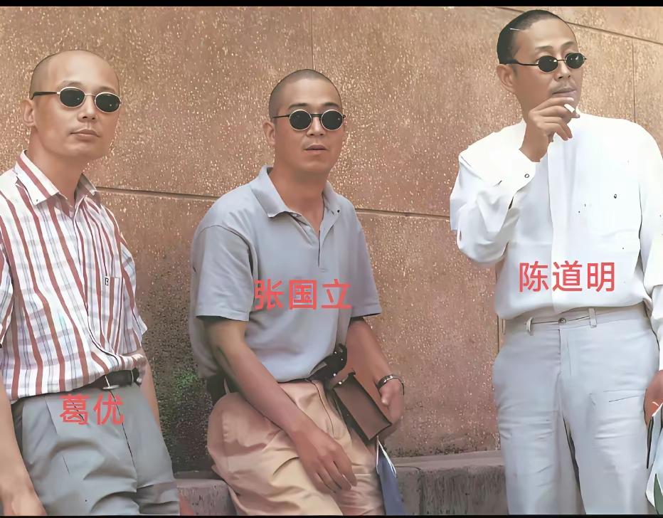 放在哪个时代，就这打扮，都是三个“小流氓”