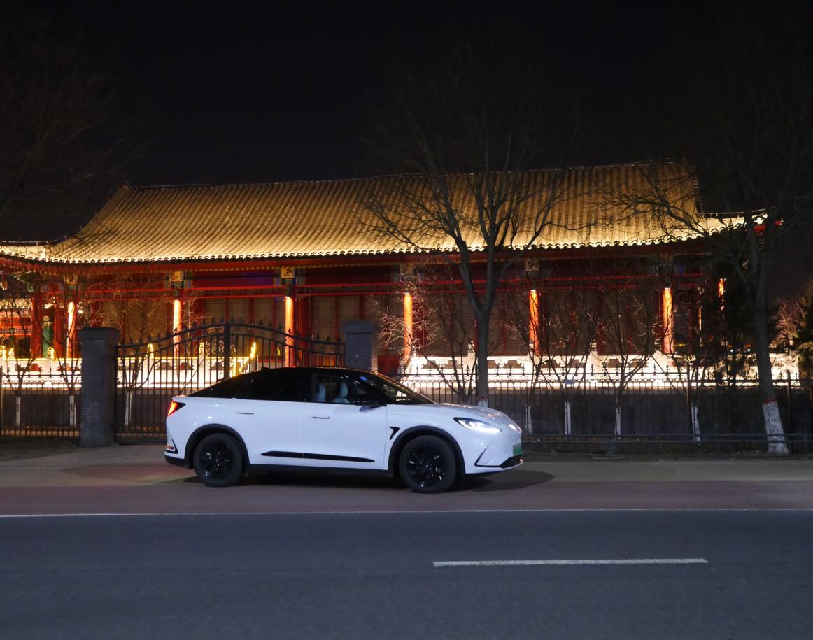 这会儿呢，我们来到了正定，这里的夜景是真的好看！不仅有照明出色的街道，而且周围还
