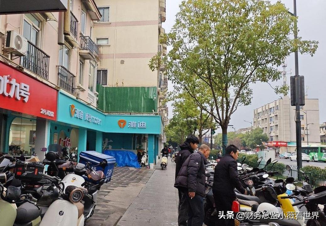 同事吐槽说，下手慢了，没提前买到旧国标的电动车，现在新国标的电动车，不仅价格贵，