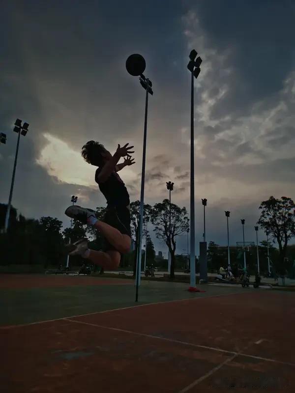 能送给我一句处在低谷期激励的话吗"低谷不是深渊，是你在为下一次起跳蓄力。"相信自