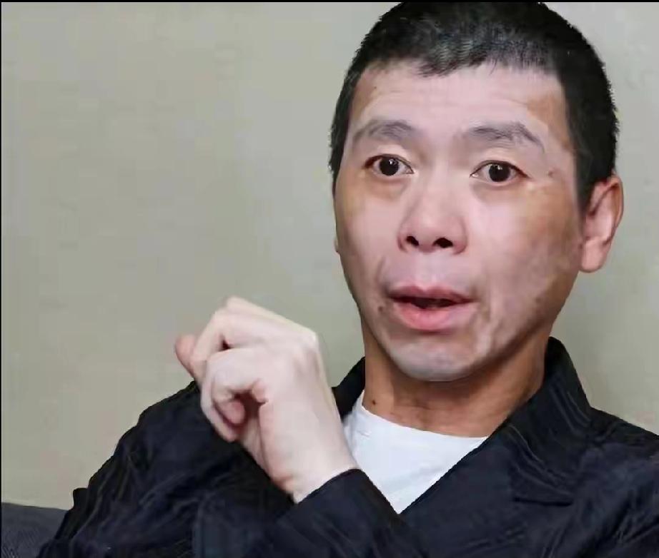 冯小刚现状太落寞！头等舱素颜暴露病症，养女脸肿真相惹人心疼
 
     近日，