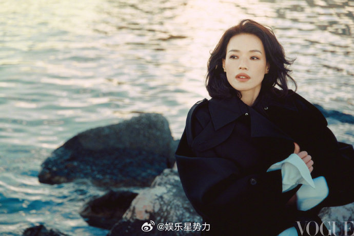 舒淇说放松也是一种能力 品牌也太会请代言人了。舒淇从影三十一年，从演员到导演，用