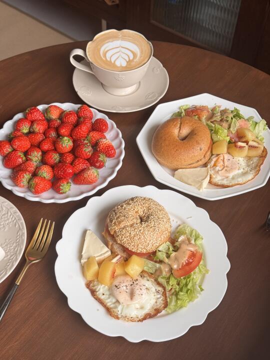 🌞 白人饭早餐｜全麦贝果+蔬菜沙拉+鸡蛋+水