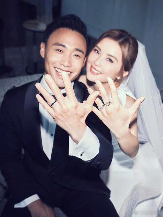 蔡卓妍结婚阿Sa官宣结婚啦！去年就听说她和健身教练Elvis在一起了，没想到进展